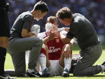 Arsenals Per Mertesacker musste nach einem Ellenbogenschlag ausgewechselt werden. Foto: Kirsty Wigglesworth Arsenals Per Mertesacker musste nach einem Ellenbogenschlag ausgewechselt werden. Foto: Kirsty Wigglesworth