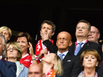 DFB-Präsident Reinhard Grindel (r) neben Pierluigi Collina (2.v.r.) auf der Tribüne beim EM-Finale in den Niederlanden. Foto: Patrick Post DFB-Präsident Reinhard Grindel (r) neben Pierluigi Collina (2.v.r.) auf der Tribüne beim EM-Finale in den Niederlanden. Foto: Patrick Post