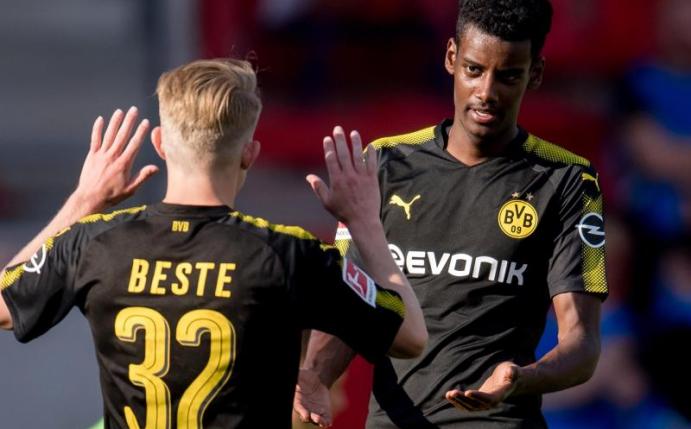 Dortmunds Alexander Isak (r) klatscht mit Niklas Beste nach seinem Treffer zum 4:2 ab. Foto: Thomas Eisenhuth
