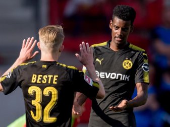 Dortmunds Alexander Isak (r) klatscht mit Niklas Beste nach seinem Treffer zum 4:2 ab. Foto: Thomas Eisenhuth Dortmunds Alexander Isak (r) klatscht mit Niklas Beste nach seinem Treffer zum 4:2 ab. Foto: Thomas Eisenhuth