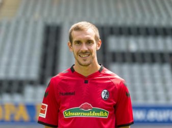 Julian Schuster brachte den SC Freiburg im Test gegen den FC Turin zunächst in Führung. Freiburg verlor 1:2. Foto: Patrick Seeger Julian Schuster brachte den SC Freiburg im Test gegen den FC Turin zunächst in Führung. Freiburg verlor 1:2. Foto: Patrick Seeger
