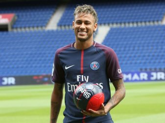 Neymar schwärmt von Empfang: "Paris, ich bin aufgeregt" Neymar schwärmt von Empfang: "Paris, ich bin aufgeregt"