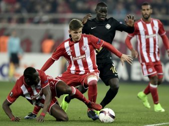 Retsos könnte bald im Trikot von Bayer spielen Retsos könnte bald im Trikot von Bayer spielen