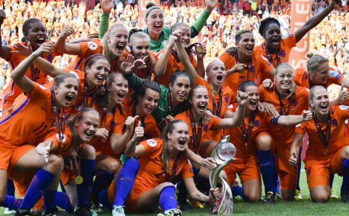 Die Spielerinnen aus den Niederlanden jubeln mit dem Pokal über ihren Sieg. Foto: Patrick Post