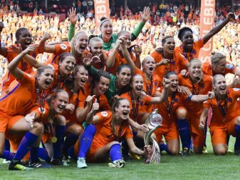 Die Spielerinnen aus den Niederlanden jubeln mit dem Pokal über ihren Sieg. Foto: Patrick Post Die Spielerinnen aus den Niederlanden jubeln mit dem Pokal über ihren Sieg. Foto: Patrick Post