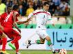 Ehsan Hajsafi (r) ist einer der beiden Nationalspieler Irans denen Ungemach vom eigenen Verband droht, weil sie gegen Israelis spielten. Foto: Abedin Taherkenareh