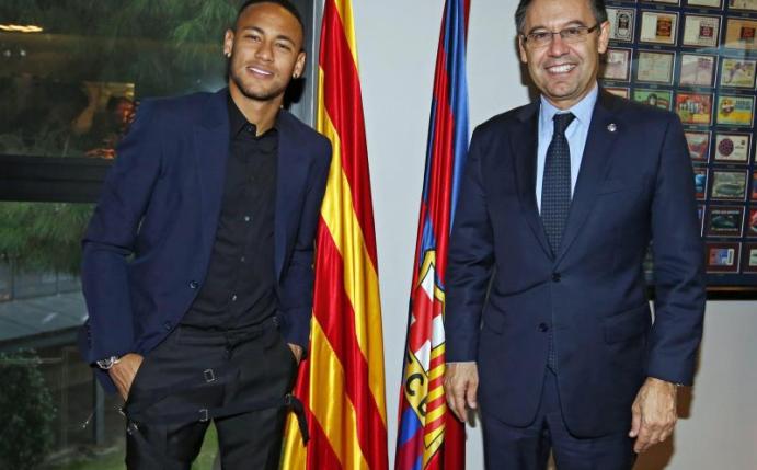 Bild aus besseren Tagen: Ein lachender Barca-Präsident Josep Maria Bartomeu (r) und Neymar. Bild: FC Barcelona / Handout Foto: FC Barcelona / Handout