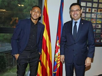 Bild aus besseren Tagen: Ein lachender Barca-Präsident Josep Maria Bartomeu (r) und Neymar. Bild: FC Barcelona / Handout Foto: FC Barcelona / Handout Bild aus besseren Tagen: Ein lachender Barca-Präsident Josep Maria Bartomeu (r) und Neymar. Bild: FC Barcelona / Handout Foto: FC Barcelona / Handout