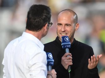 Bleibt TV-Experte bei der ARD: Ex-Bayern-Profi Mehmet Scholl (r). Foto: Andreas Gebert Bleibt TV-Experte bei der ARD: Ex-Bayern-Profi Mehmet Scholl (r). Foto: Andreas Gebert