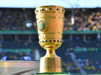 Zur ersten Runde des DFB-Pokals müssen neun Pokal-Gastgeber teilweise weite Reisen auf sich nehmen. Foto: Bernd Thissen Zur ersten Runde des DFB-Pokals müssen neun Pokal-Gastgeber teilweise weite Reisen auf sich nehmen. Foto: Bernd Thissen
