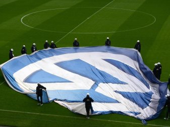 Balljungen breiten vor einem Bundesligaspiel das Volkswagen-Logo auf dem Spielfeld aus. Foto: David Hecker Balljungen breiten vor einem Bundesligaspiel das Volkswagen-Logo auf dem Spielfeld aus. Foto: David Hecker