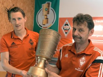 Die Sportfreunde Dorfmerkingen haben ihren wfv-Pokal wieder zurück, der ihnen auf Mallorca abhanden kam. Foto: Stefan Pucher Die Sportfreunde Dorfmerkingen haben ihren wfv-Pokal wieder zurück, der ihnen auf Mallorca abhanden kam. Foto: Stefan Pucher