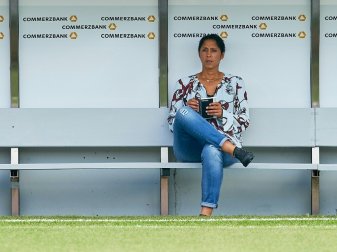 Steffi Jones sitzt weiter auf der deutschen Bank Steffi Jones sitzt weiter auf der deutschen Bank