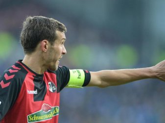 Julian Schuster trägt auch in der Saison 2017/18 die Kapitänsbinde beim SC Freiburg. Foto: Patrick Seeger/dpa Julian Schuster trägt auch in der Saison 2017/18 die Kapitänsbinde beim SC Freiburg. Foto: Patrick Seeger/dpa