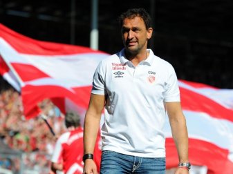 Sieht den Fußball durch den Ablöse-Wahnsinn gefährdet: Cottbus-Trainer Claus-Dieter Wollitz. Foto: Thomas Eisenhuth Sieht den Fußball durch den Ablöse-Wahnsinn gefährdet: Cottbus-Trainer Claus-Dieter Wollitz. Foto: Thomas Eisenhuth