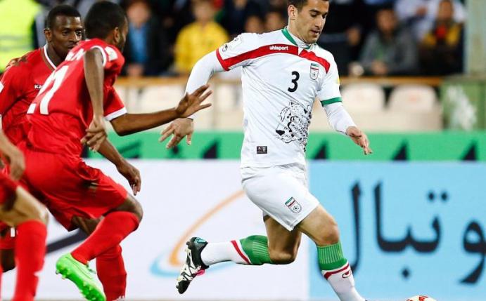 Ehsan Hajsafi (r) ist einer der beiden Nationalspieler Irans die aus der Nationalelf geworfen wurden, weil sie gegen Israelis spielten. Foto: Abedin Taherkenareh
