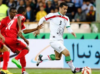 Ehsan Hajsafi (r) ist einer der beiden Nationalspieler Irans die aus der Nationalelf geworfen wurden, weil sie gegen Israelis spielten. Foto: Abedin Taherkenareh Ehsan Hajsafi (r) ist einer der beiden Nationalspieler Irans die aus der Nationalelf geworfen wurden, weil sie gegen Israelis spielten. Foto: Abedin Taherkenareh