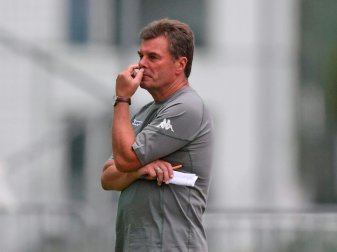 Dieter Hecking muss auf sechs Spieler verzichten Dieter Hecking muss auf sechs Spieler verzichten