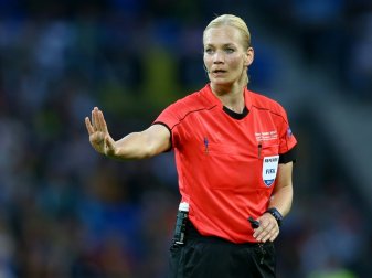 Steinhaus pfeift das Spiel zwischen Chemnitz und Bayern Steinhaus pfeift das Spiel zwischen Chemnitz und Bayern