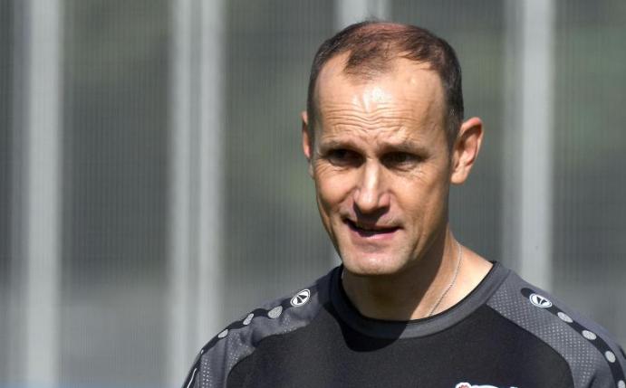 Für Heiko Herrlich ist es das Pflichtspiel-Debüt als Trainer von Bayer Leverkusen. Foto: Henning Kaiser