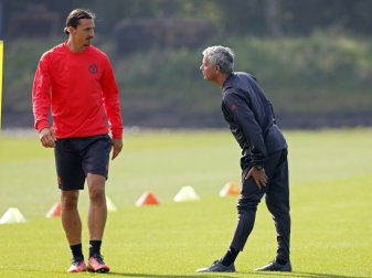 Ibrahimovic und Mourinho (v.l.) führen Gespräche Ibrahimovic und Mourinho (v.l.) führen Gespräche