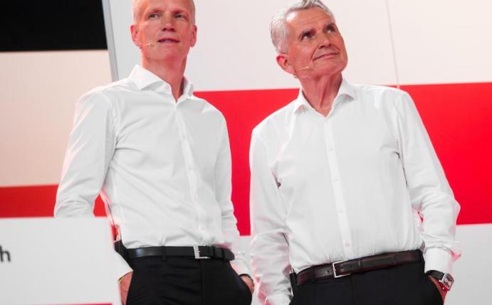 VfB-Präsident Wolfgang Dietrich (r) trennte sich von Sportvorstand Jan Schindelmeiser. Foto: Christoph Schmidt