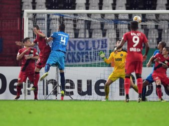 Der Leverkusener Dominik Kohr (2.v.l) erlöste die Werkself mit seinem Tor zum 1:0 in der Verlängerung. Foto: Uli Deck Der Leverkusener Dominik Kohr (2.v.l) erlöste die Werkself mit seinem Tor zum 1:0 in der Verlängerung. Foto: Uli Deck
