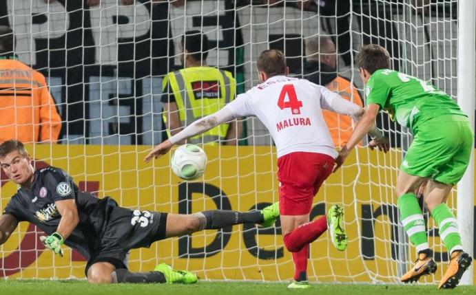 Gladbachs Jonas Hofmann (r) trifft gegen Essens Dennis Malura und Torwart Robin Heller (l) zum 1:1. Foto: Guido Kirchner