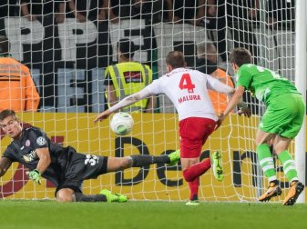 Gladbachs Jonas Hofmann (r) trifft gegen Essens Dennis Malura und Torwart Robin Heller (l) zum 1:1. Foto: Guido Kirchner Gladbachs Jonas Hofmann (r) trifft gegen Essens Dennis Malura und Torwart Robin Heller (l) zum 1:1. Foto: Guido Kirchner