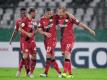 Die Leverkusener Leon Bailey (l-r), Kevin Kampl, Dominik Kohr und Joel Pohjanpalo, bejubeln den Treffer zum 2:0 durch Joel Pohjanpalo. Foto: Uli Deck