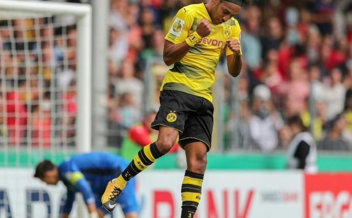 Dreifachtorschütze Aubameyang feiert sein erstes Tor