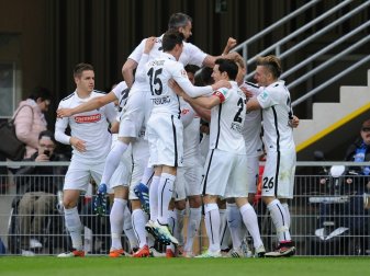 Jubel in der Freiburger Mannschaft über den 2:1-Sieg Jubel in der Freiburger Mannschaft über den 2:1-Sieg
