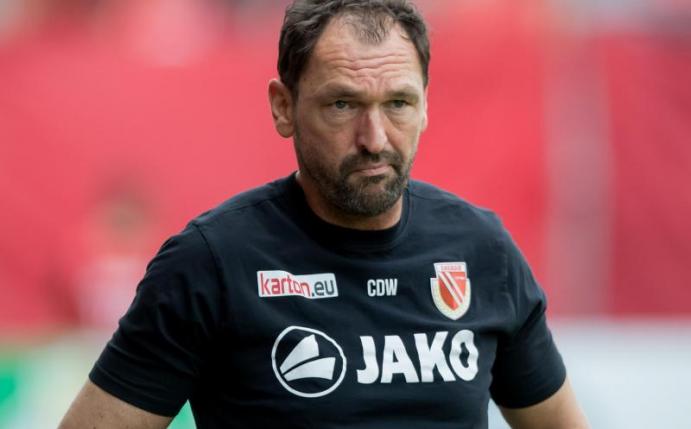 Ist gegen Änderungen am aktuellen DFB-Pokal-Modus: Cottbus-Trainer Claus-Dieter Wollitz. Foto: Thomas Eisenhuth