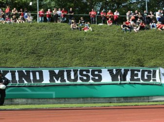 Fans von Hannover 96 machen beim DFB-Pokalspiel in Bonn ihrem Unmut gegenüber Vereinsboss Martin Kind Luft. Foto: Ina Fassbender/dpa Fans von Hannover 96 machen beim DFB-Pokalspiel in Bonn ihrem Unmut gegenüber Vereinsboss Martin Kind Luft. Foto: Ina Fassbender/dpa