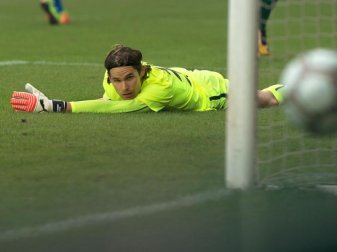 FC-Keeper Marwin Hitz hat beim Pokalspiel in Magdeburg das Nachsehen. Foto: Klaus-Dietmar Gabbert FC-Keeper Marwin Hitz hat beim Pokalspiel in Magdeburg das Nachsehen. Foto: Klaus-Dietmar Gabbert