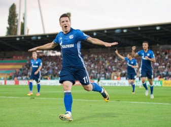 Nach seinem Tor zur 1:0-Führung läuft Schalkes Torschütze Yevhen Konoplyanka jubelnd über das Spielfeld. Foto: Annegret Hilse Nach seinem Tor zur 1:0-Führung läuft Schalkes Torschütze Yevhen Konoplyanka jubelnd über das Spielfeld. Foto: Annegret Hilse