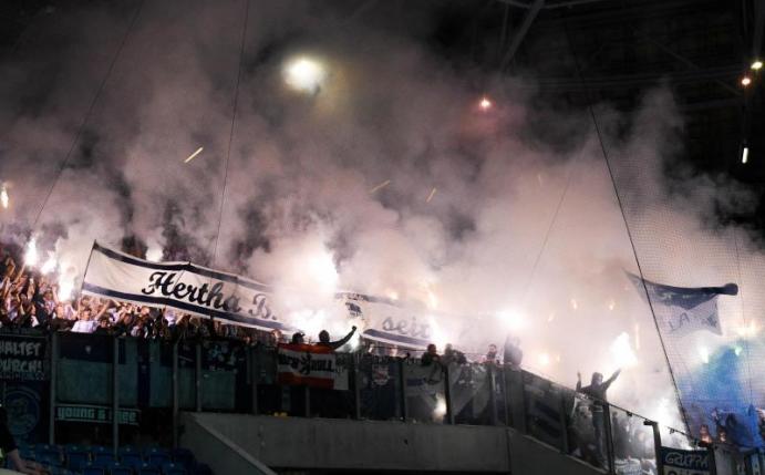 Anhänger von Hertha BSC brennen in ihrem Block Pyrotechnik ab. Foto: Axel Heimken