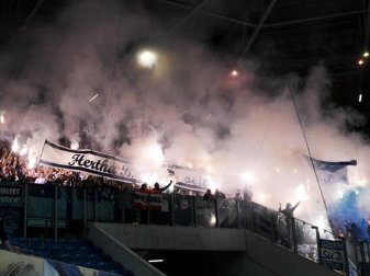 Anhänger von Hertha BSC brennen in ihrem Block Pyrotechnik ab. Foto: Axel Heimken Anhänger von Hertha BSC brennen in ihrem Block Pyrotechnik ab. Foto: Axel Heimken
