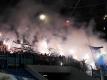 Anhänger von Hertha BSC brennen in ihrem Block Pyrotechnik ab. Foto: Axel Heimken