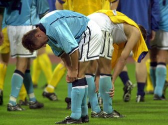 Die Spieler von 1860 nach der verpassten Qualifikation zur Champions League gegen Leeds United. Foto: Peter Kneffel Die Spieler von 1860 nach der verpassten Qualifikation zur Champions League gegen Leeds United. Foto: Peter Kneffel