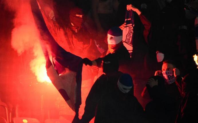 Rostocker Anhänger verbrannten einen Berliner Banner und zündeten Stadionsitze an. Foto: Axel Heimken