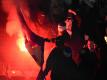 Rostocker Anhänger verbrannten einen Berliner Banner und zündeten Stadionsitze an. Foto: Axel Heimken
