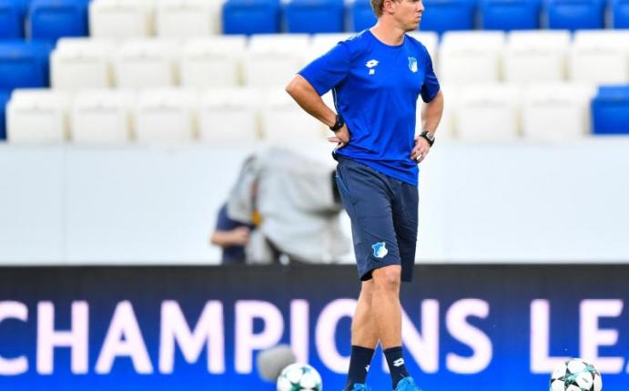 Hoffenheims Trainer Julian Nagelsmann steht beim Training im heimischen Stadion auf dem Platz. Foto: Uwe Anspach