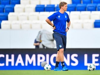 Hoffenheims Trainer Julian Nagelsmann steht beim Training im heimischen Stadion auf dem Platz. Foto: Uwe Anspach Hoffenheims Trainer Julian Nagelsmann steht beim Training im heimischen Stadion auf dem Platz. Foto: Uwe Anspach