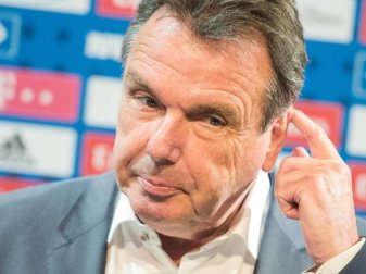 Ist gegen das Zulassen von Pyrotechnik in den Stadien: HSV-Vorstandschef Heribert Bruchhagen. Foto: Daniel Bockwoldt Ist gegen das Zulassen von Pyrotechnik in den Stadien: HSV-Vorstandschef Heribert Bruchhagen. Foto: Daniel Bockwoldt