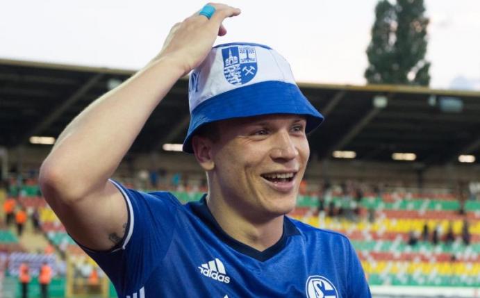 Doppeltorschütze Jewgeni Konopljanka feierte den Sieg in Berlin mit einem Schalker Fanhut. Foto: Annegret Hilse