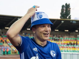 Doppeltorschütze Jewgeni Konopljanka feierte den Sieg in Berlin mit einem Schalker Fanhut. Foto: Annegret Hilse Doppeltorschütze Jewgeni Konopljanka feierte den Sieg in Berlin mit einem Schalker Fanhut. Foto: Annegret Hilse