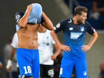 Hoffenheims Nadiem Amiri (l) verbirgt neben Mannschaftskamerad Havard Nordtveit sein Gesicht im Trikot. Foto: Uwe Anspach Hoffenheims Nadiem Amiri (l) verbirgt neben Mannschaftskamerad Havard Nordtveit sein Gesicht im Trikot. Foto: Uwe Anspach