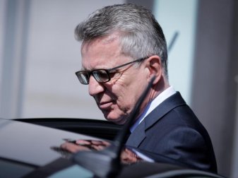 Thomas de Maizière fordert nach den Ausschreitungen im Rostocker Stadion harte Strafen. Foto: Kay Nietfeld Thomas de Maizière fordert nach den Ausschreitungen im Rostocker Stadion harte Strafen. Foto: Kay Nietfeld