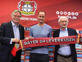 Geschäftsführer Michael Schade (l) und Sportdirektor Rudi Völler (r) präsentieren Heiko Herrlich als neuen Trainer. Foto: Federico Gambarini Geschäftsführer Michael Schade (l) und Sportdirektor Rudi Völler (r) präsentieren Heiko Herrlich als neuen Trainer. Foto: Federico Gambarini